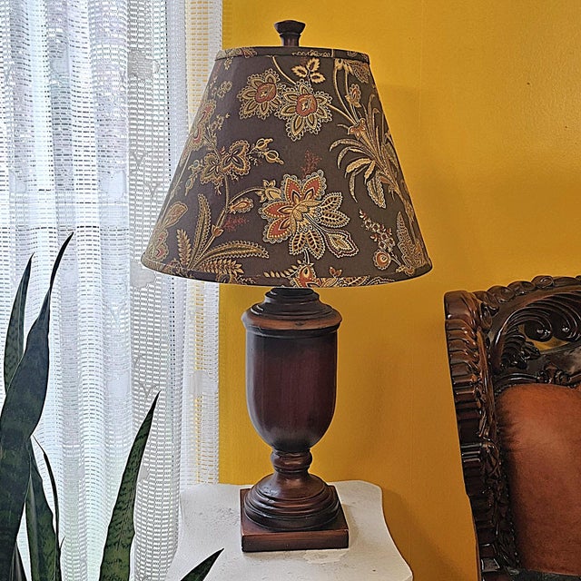 Vintage Traditional Wood-Look Urn Table Lamp With Floral Botanical Shade For Sale - Image 17 of 18