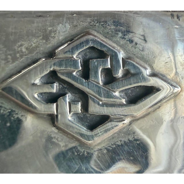 Wallace Silversmiths Early 20th Century R. Wallace & Sons Sterling Silver Salt and Pepper Shakers. Design Estimate Between the Arts & Crafts Movement & Art Deco. For Sale - Image 4 of 6