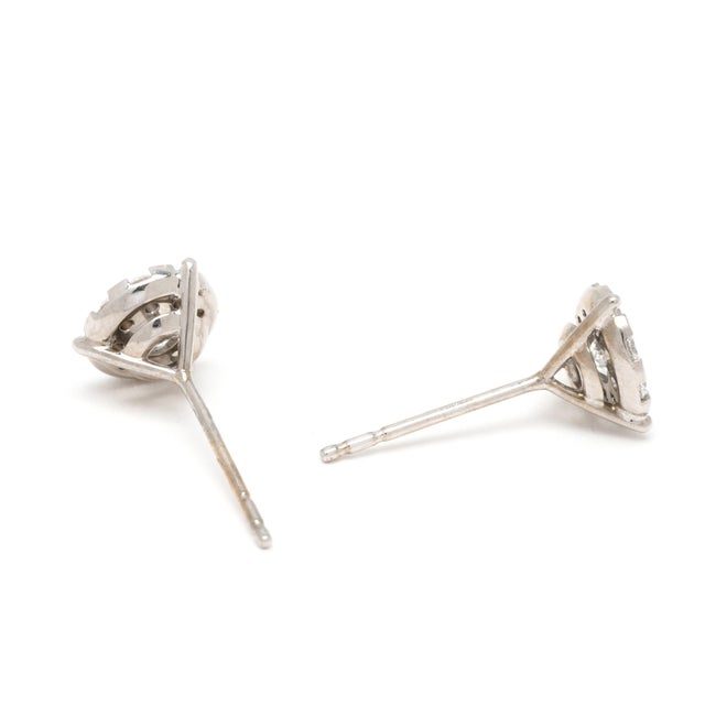 Stones: diamonds, 20 stones round brilliant cut 1.75 - 4.25 mm approximately 1 total carats F-G color, VS2-SI1 clarity...