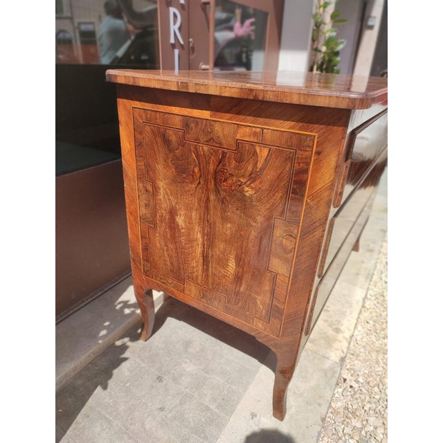 Brown Louis XVI Chest of Drawers in Inlaid Walnut Burl Veneer, Lazio, Italy For Sale - Image 8 of 10