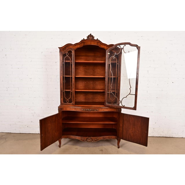 1920s Romweber French Provincial Louis XV Carved Rosewood Inlaid Marquetry Breakfront Bookcase Cabinet, Circa 1920s For Sale - Image 5 of 17
