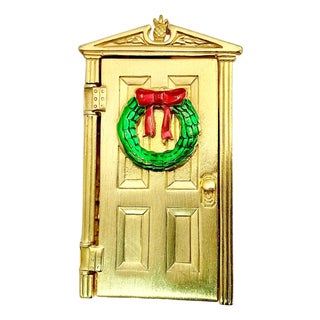 1990s Vintage Hollywood Regency Chippendale Christmas Front Door Wreath Brooch, Jonette Jewelry For Sale