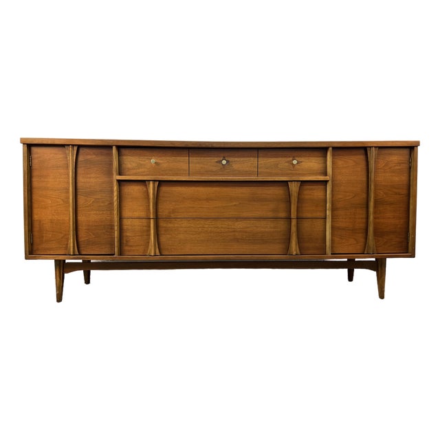 Mid-Century Modern Walnut Credenza by Leo Jiranek for Bassett Furniture For Sale