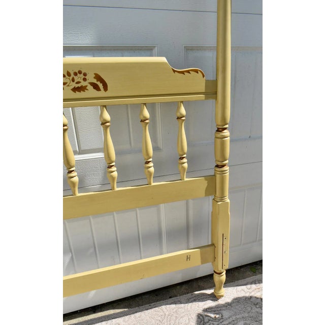 Beige Heywood Wakefield Full Size Spindle Poster Headboard Cottage Paint Vintage 60s For Sale - Image 8 of 12
