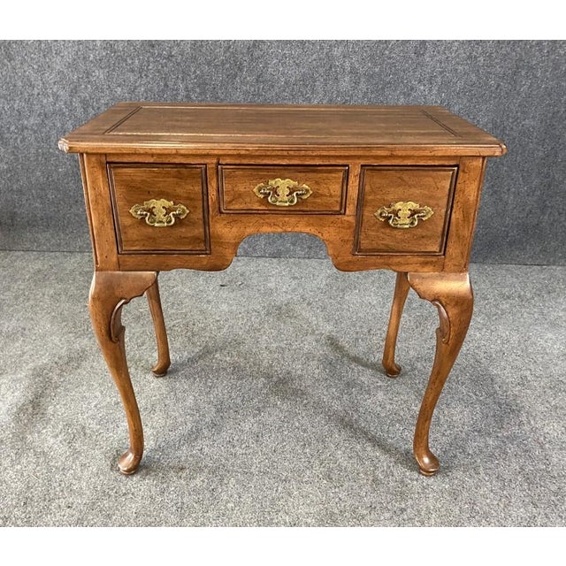 This Davis Cabinet Company solid mahogany console table is a beautifully crafted vintage piece with classic Queen Anne...