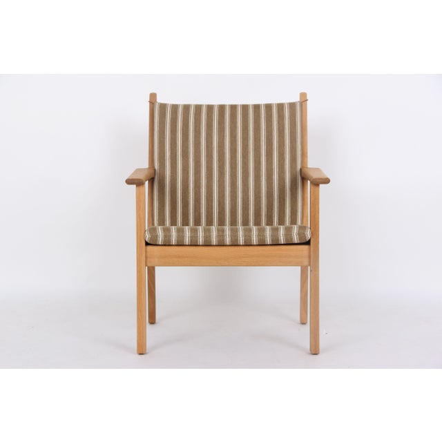 GE284 Armchair in Soaped Oak and Savak Wool by Hans J. Wegner for Getama, 1980s For Sale - Image 10 of 10