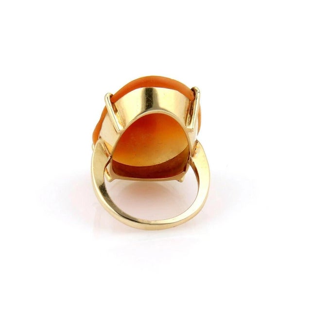 Contemporary Shell Cameo Figure 14k Yellow Gold Oval Top Ring - Size 8.75 For Sale - Image 3 of 6