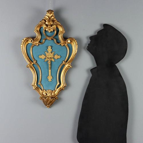 Gilded and chiseled bronze crucifix from the late 19th/early 20th century, mounted on a gilded wood and blue velvet holy...