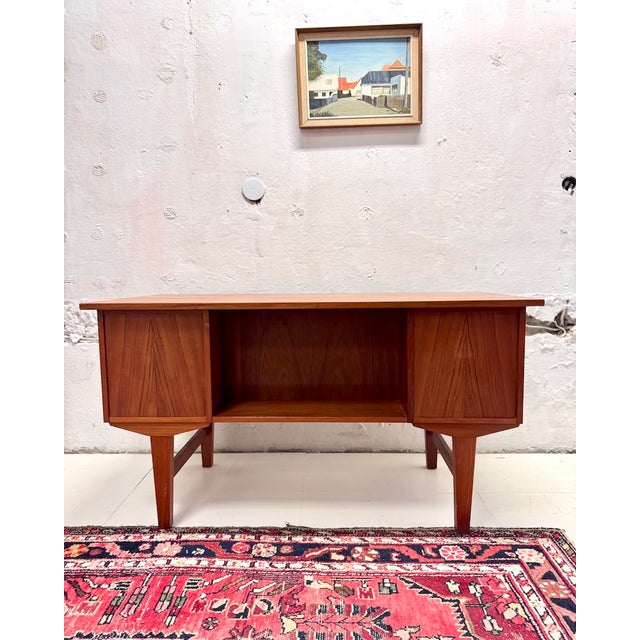 arge vintage solid teak desk – 1960s / 1970s Beautiful mid-century modern desk made of teak. The warm tone of the wood and...