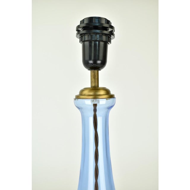 Vintage Laura Ashley Cornflower Blue Glass Table Lamp | Accent Light 1990 2000s Brass Bedside Buffet European British Coastal For Sale - Image 4 of 7