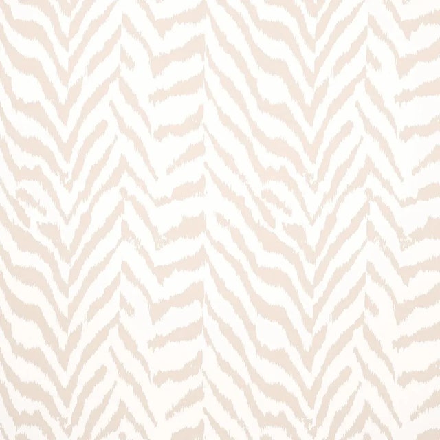Contemporary Sample - Schumacher Quincy Wallpaper in Natural For Sale - Image 3 of 3