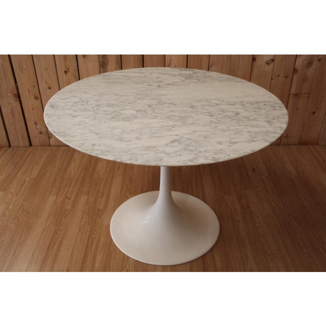 White Round Tulip Table with Calacatta Marble Top by Eero Saarinen for Knoll, 1960s For Sale - Image 8 of 9