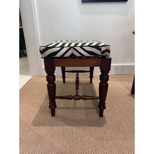 Early 19th Century English Walnut Bench With Zebra Epingle Cushion For Sale - Image 4 of 9