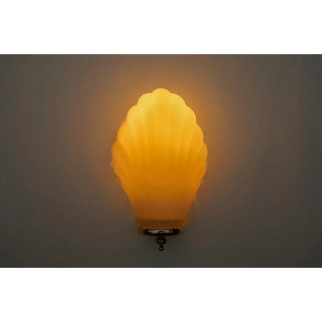 Elegant cream satin glass shell wall light, 1960s italy executed in satin glass and metal. this lamp need 1 x e14 / e15...