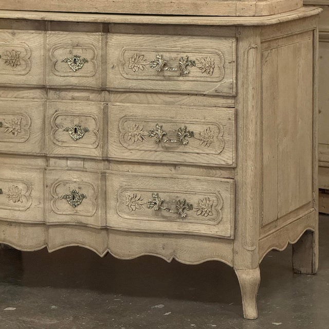 18th Century Country French Louis XV Liegeois Stripped Oak Commode a Deux Corps For Sale - Image 11 of 18