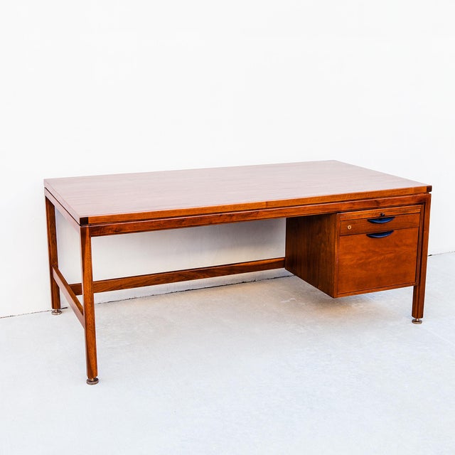 Jens Risom Attributed Walnut & Rosewood Executive Desk, 1960s Mid Century Modern For Sale In Los Angeles - Image 6 of 14