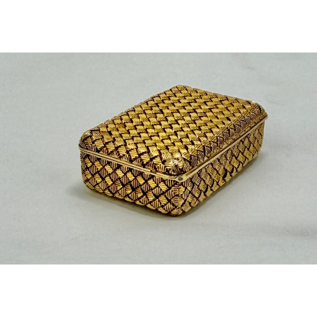 1950s French Circa 1950 Van Cleef & Arpels 18k Basketweave Pill Box For Sale - Image 5 of 14