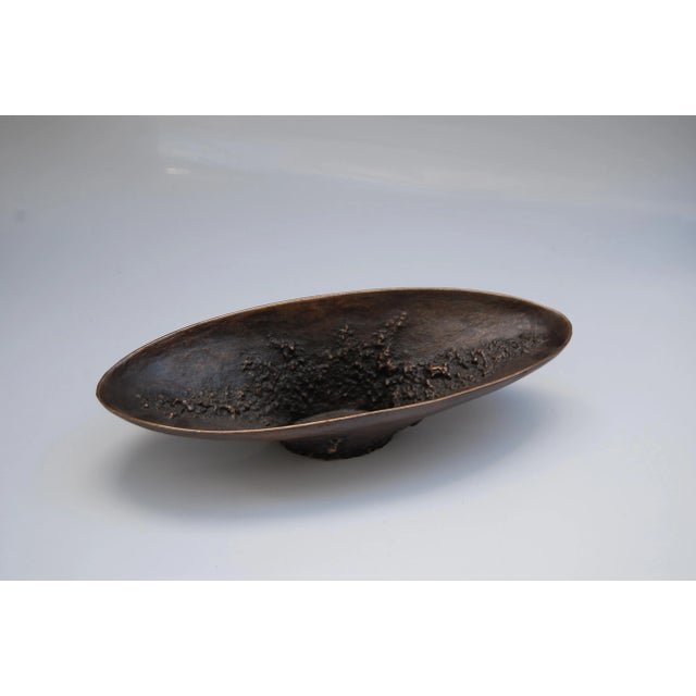 Long bowl in dark bronze Dimensions: W 41.5 x D 16 x H 9.5 cm Materials: Dark bronze.
