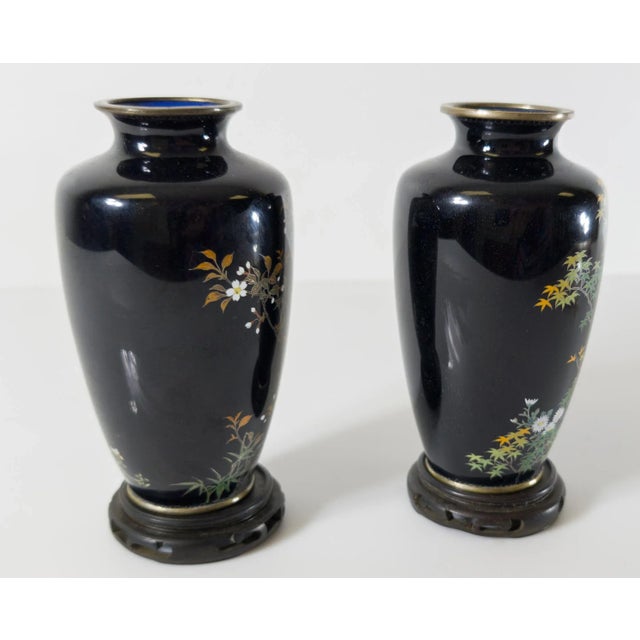 Early 20th Century Pair of Japanese Silver and Gold Wire Cloisonne Vases by Inaba For Sale - Image 4 of 12
