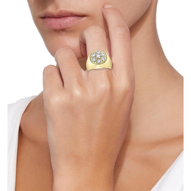 2020s 1.75 Carat, 7 Diamonds Traditional Men's Ring 14 Karat Yellow Gold Ring Estate For Sale - Image 5 of 8