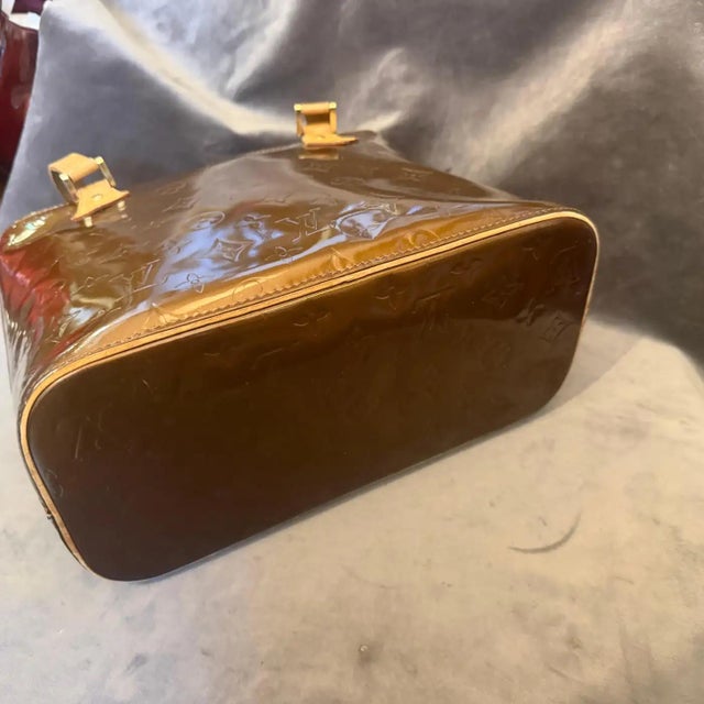 A 2000 Louis Vuitton Brown Patent Leather and Vachetta Houston Shoulder Bag For Sale - Image 16 of 18