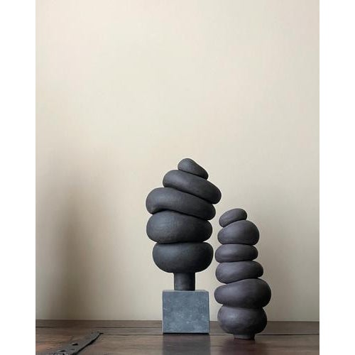 Modder Reclaiming Her Power Ceramic Sculpture by Françoise Jeffrey Dimensions: Ø 40 x H 16 cm Materials: stoneware