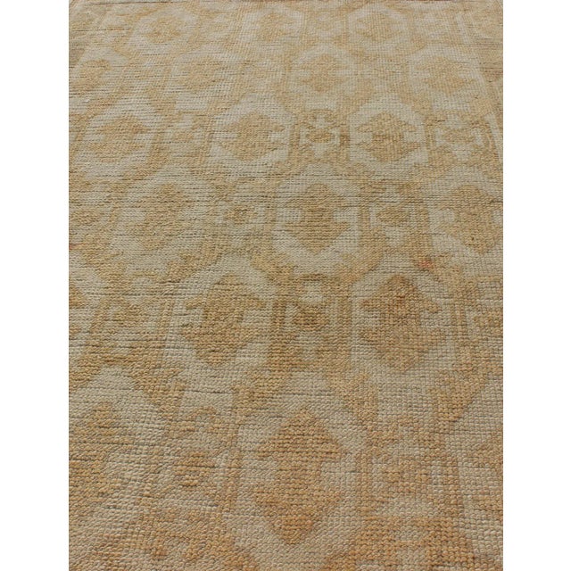 Keivan Woven Arts Vintage Muted Mid-Century Turkish Oushak Runner With Latticework Design in Cream For Sale In Atlanta - Image 6 of 8