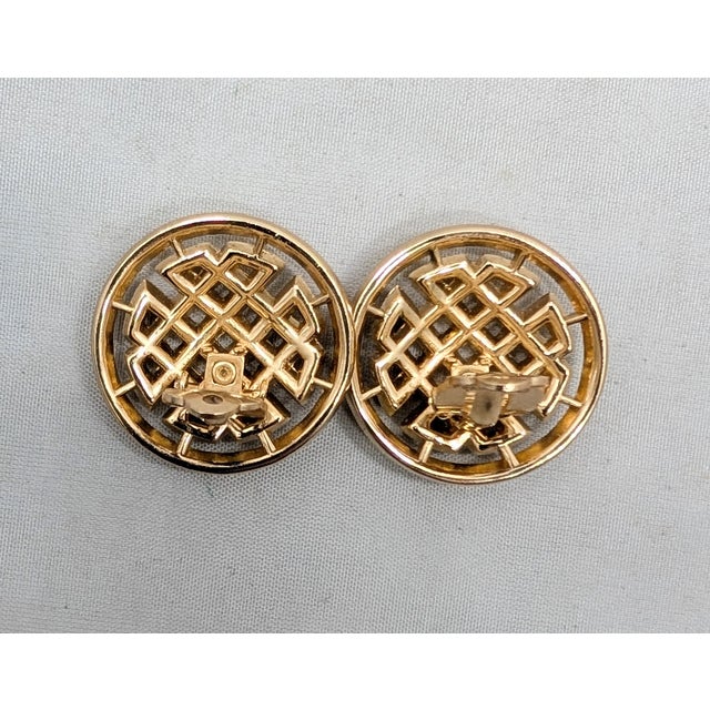 Vintage Late 1950s Signed Crown Trifari Round Goldtone Celtic Knot Clip Earrings- 2 Pieces For Sale In Philadelphia - Image 6 of 7