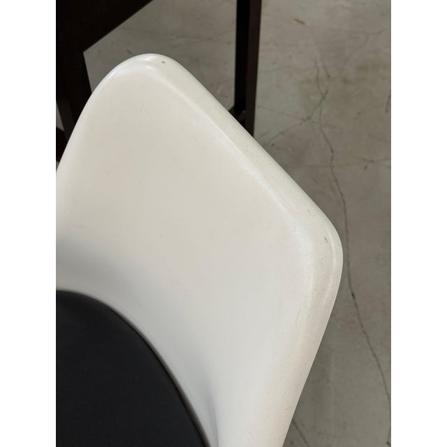Set of 4 Eero Saarinen for Knoll Tulip Chairs in White & Black Leather For Sale - Image 11 of 18