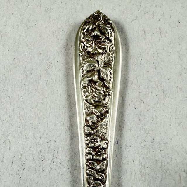 American 1930s Stieff Sterling Silver Corsage Repoussé Pattern Butter Pick For Sale - Image 3 of 11