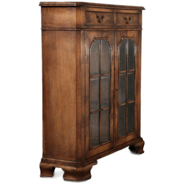 Age/age, origin/origin and wood/wood: The display case is probably from the 19th century, the origin is probably England...