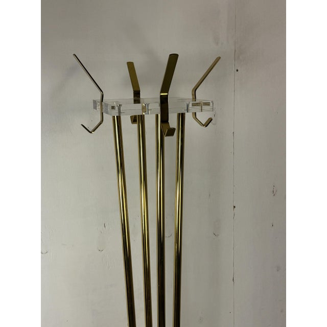 Mid-Century Hollywood Regency Standing Acrylic and Brass Coat Stand, 1970s For Sale - Image 10 of 11