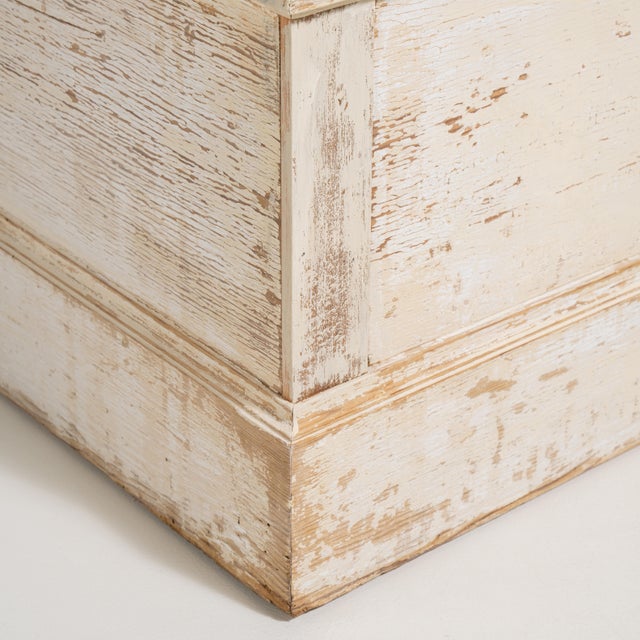 French White Patinated Vitrine France Early 20th Century For Sale - Image 12 of 15
