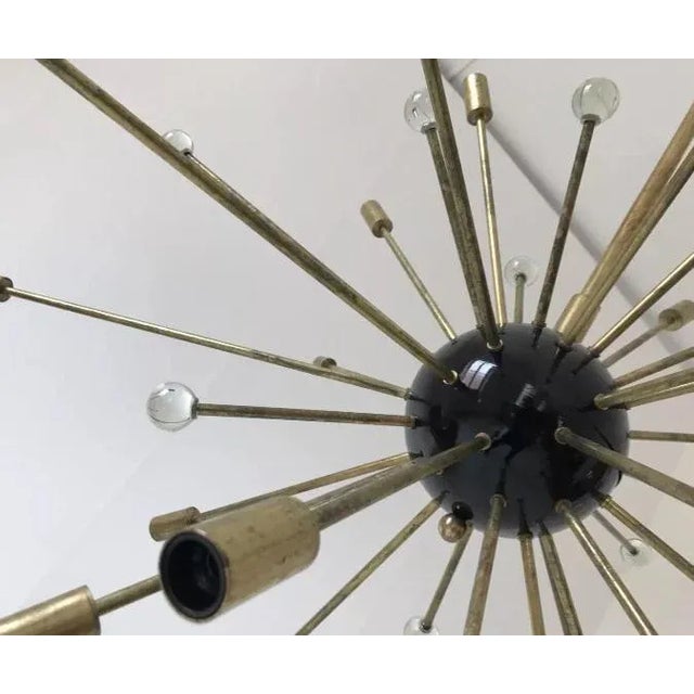 - A Sputnik-style chandelier - Features 32 arms - With a brass structure - 16 lights & 16 spheres in Murano glass -...