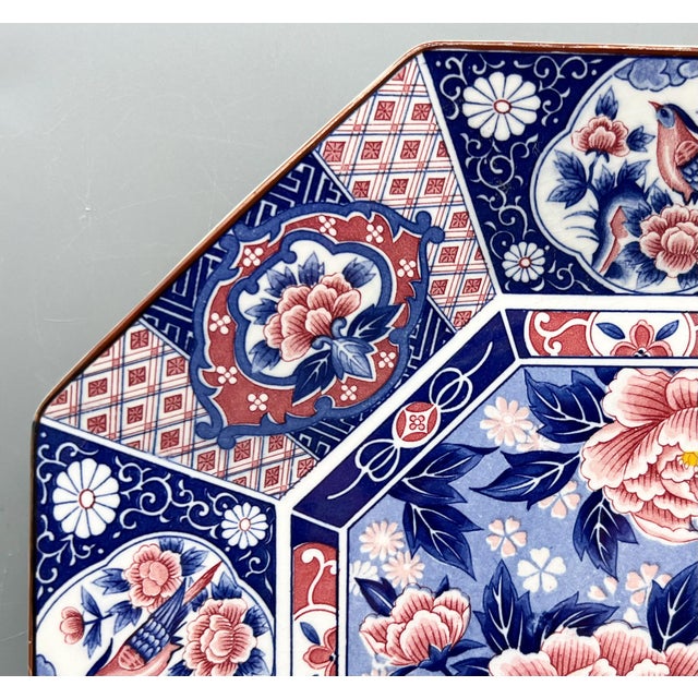 1970s Chinoiserie Toyo Japan Octagonal Imari-Style Blue and Pink Floral & Bird Platter For Sale - Image 10 of 14