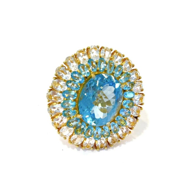 Bochic “Flamenco” Blue Topaz & White Topaz Gems 18k Gold & Silver Cocktail Ring Size 4 For Sale - Image 4 of 4