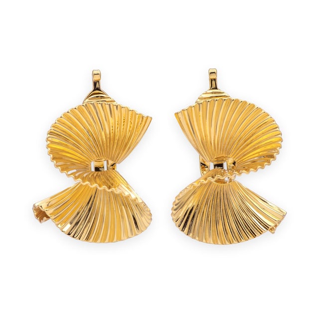 These are vintage Tiffany & Co. swirl earrings made in solid 14K yellow gold and produced by George Schuler, one of...