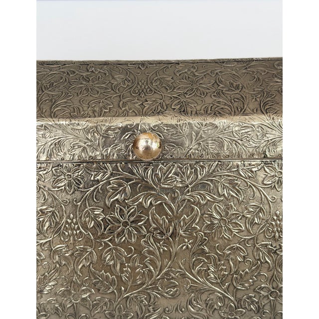 Silver 1900s Large Indian Hand-Chased Floral Metal Rectangular Silver Box For Sale - Image 8 of 12