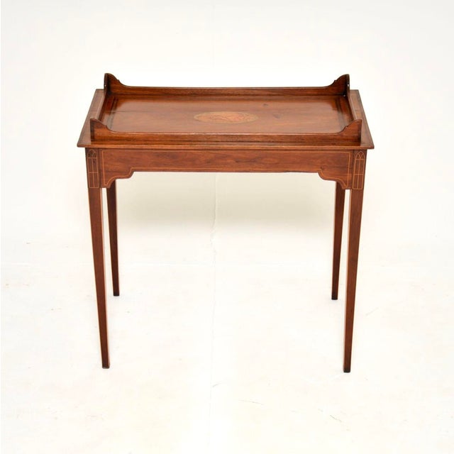 A smart and elegant antique Edwardian side table. This was made in England, it dates from the 1900-1910 period. It is of...