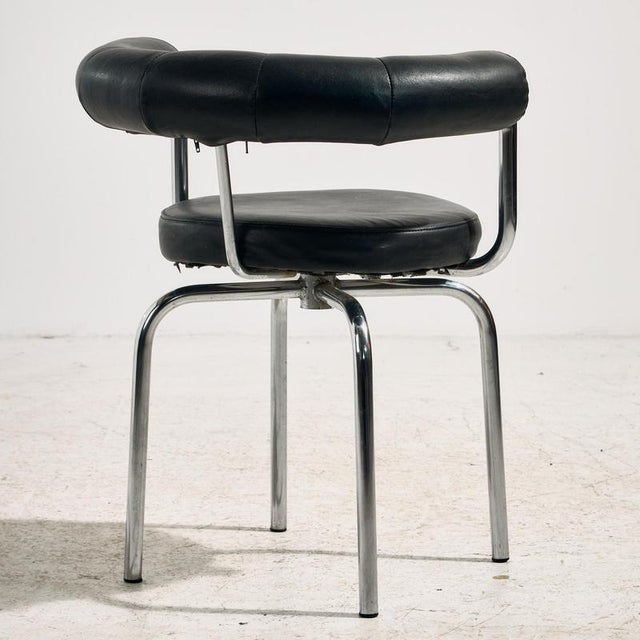 Tubular chair from the 1980s. The chair has scratches, wear and rust on the chrome and leather parts. The leather...