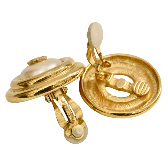 Modern 1980s Givenchy Classic Chanel Inspired Glass "Gg" Logo Glass Pearl Gold Plated Earrings, 2 Pieces For Sale - Image 3 of 4