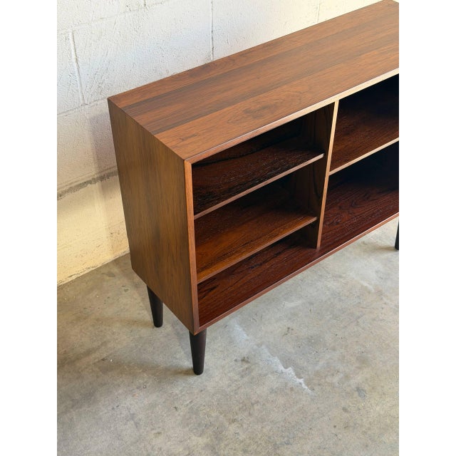 Vintage Danish Rosewood Bookcase Shelf Scandinavian Modern Display Cabinet For Sale In Los Angeles - Image 6 of 9