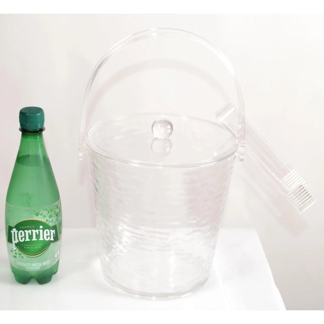 Mid-Century Modern 1980s Vintage Grainware Transparent Lucite Clear Acrylic Ice Bucket Lid Tongs For Sale - Image 3 of 12