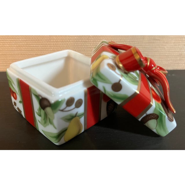 1990s Tiffany & Co. "Tiffany Holiday" Porcelain Gift Box Trinket Box For Sale In Washington DC - Image 6 of 12