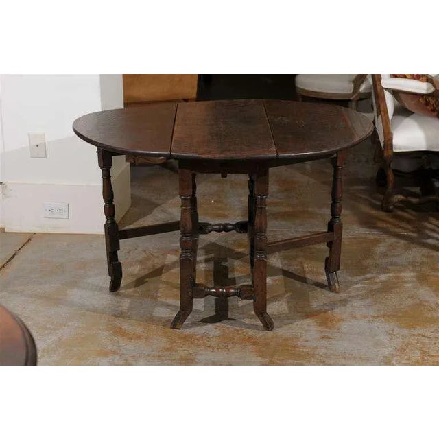 Brown 18th Century English Oak Gateleg Drop-Leaf Table with Turned Legs and Drake Feet For Sale - Image 8 of 11