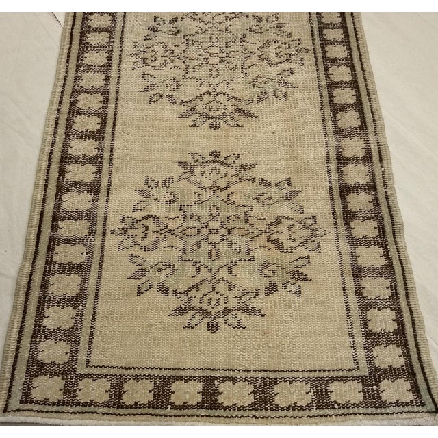 Mid 20th Century Vintage Turkish Oushak Runner, Hand-Knotted Wool Pile, Ivory & Green, 3' x 11' For Sale - Image 5 of 9