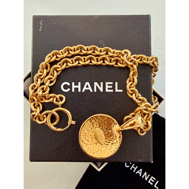 Gold Chanel 1994 Spring Collection CC Logo Medallion Necklace in Gold Plate For Sale - Image 8 of 18