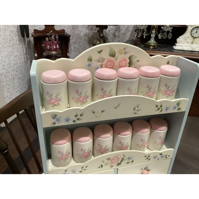 1990s Pfaltzgraff Tea Rose Wall Spice Rack With 12 Canisters with Shelf New Rare Complete Set For Sale In South Bend - Image 6 of 18