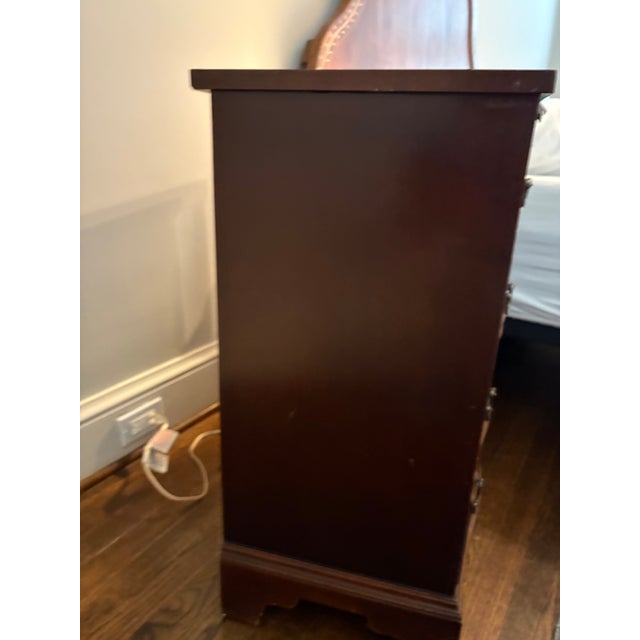 Kittinger Mid 20th Century Kittinger Bow-Front Mahogany Bachelor's Chest For Sale - Image 4 of 4