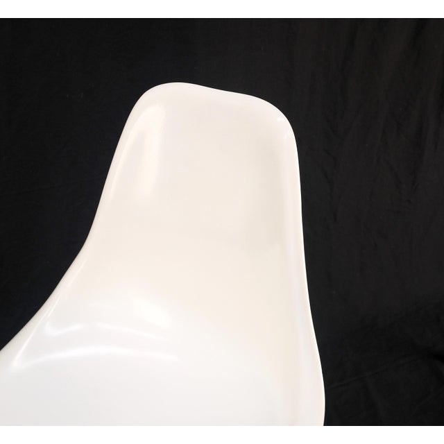 Set of 3 Mid Century Modern Tulip Base White Fiberglass Side Dining Chairs MINT! For Sale - Image 12 of 14